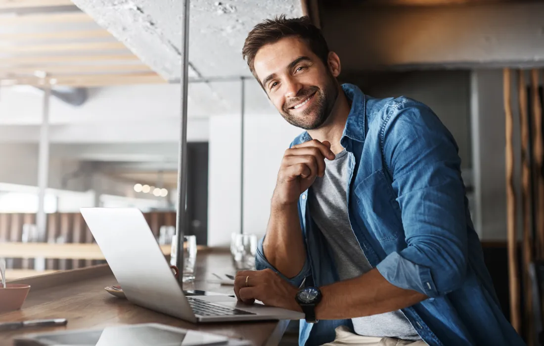 Descubre el crecimiento de las especializaciones virtuales en el mercado laboral colombiano y su impacto. Impulsa tu carrera con un posgrado oficial.