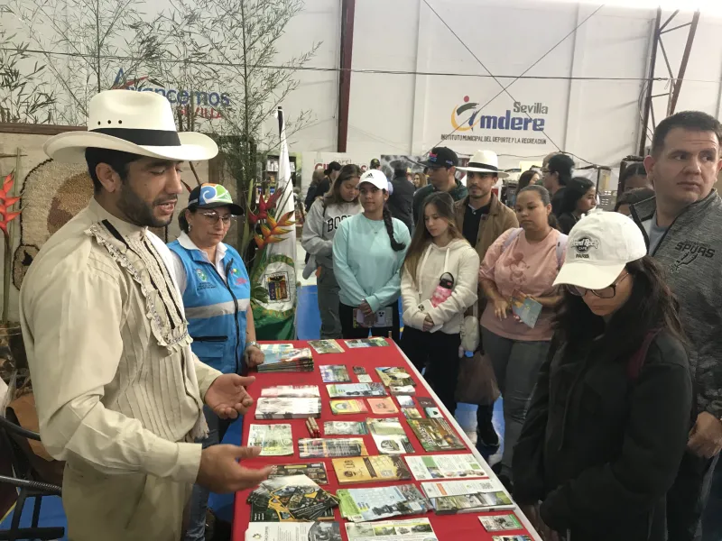 studiantes de Turismo aprenden de Marketing Turístico y Gastronómico en recorrido por Sevilla, Valle