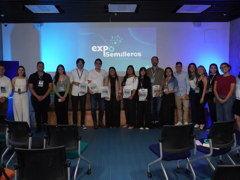 Asistentes y participantes del conversatorio “El camino del investigador: de monitor a posdoctor” Asistentes y participantes del conversatorio “El camino del investigador: de monitor a posdoctor”