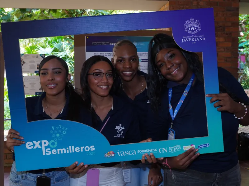 Estudiantes del SENA, expositoras de póster en Exposemilleros 2025 Estudiantes del SENA, expositoras de póster en Exposemilleros 2025