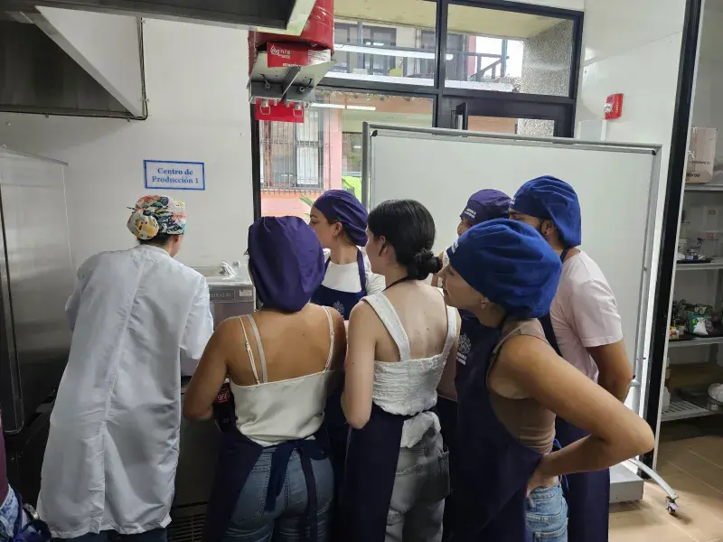 Grupo estudiantil Meraki cerró el semestre integrando a estudiantes de Mercadeo en una jornada de cocina colaborativa