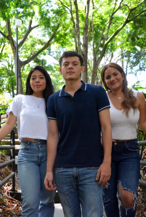 Tres estudiantes de Samuel, María Camila y Luisa María, los estudiantes de Negocios Internacionales que harán doble titulación con la Université Catholique de Lille, Francia