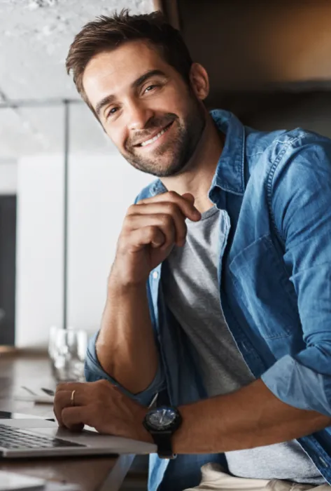 Descubre el crecimiento de las especializaciones virtuales en el mercado laboral colombiano y su impacto. Impulsa tu carrera con un posgrado oficial.