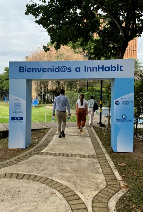 Entrada al evento de InnHabit en el edifico Cedro Rosado 